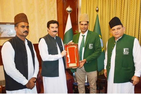 Governor Khyber Pakhtunkhwa Faisal Karim Kundi presents souvenir to Gold Medalists Arshad Nadeem at Governor House Peshawar on 77th Independence Day of Pakistan.